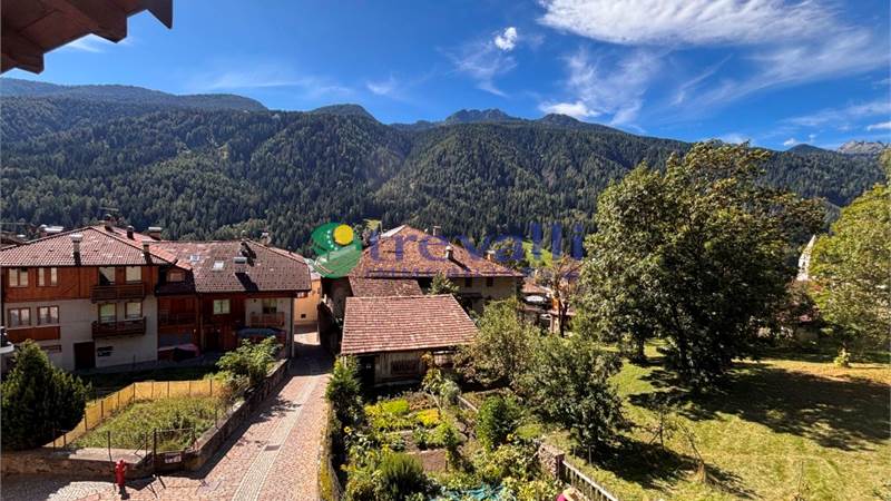 Porzione di casa su più livelli - centro di Mezzana